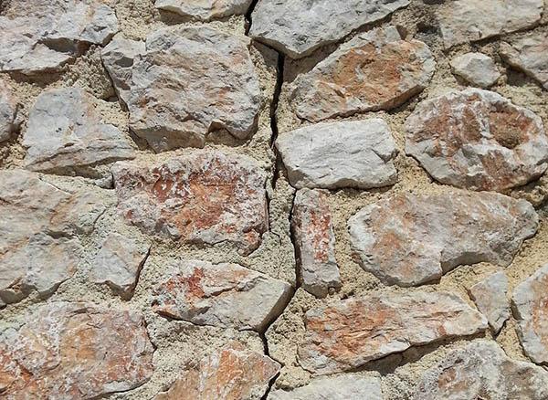 Possibile lesione a schiacciamento in una parete di pietrame