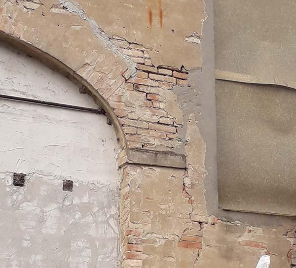 Probabile lesione a schiacciamento del piedritto di un arco