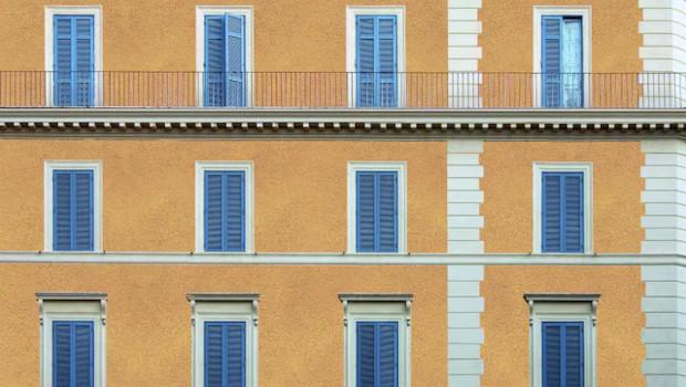Regole estetiche applicate su facciata condominiale con colori pastello