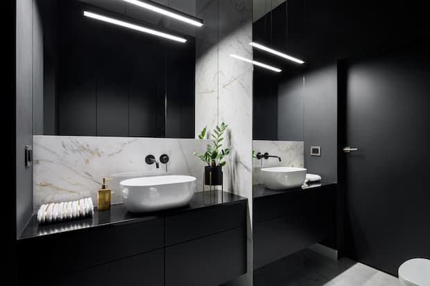 Lavabo da appoggio e rubinetto a parete