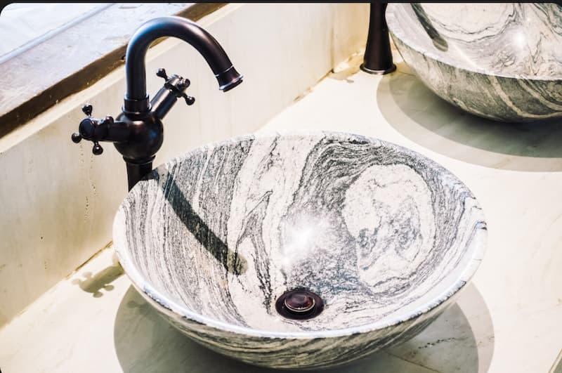Lavabo da appoggio effetto pietra - foto freepik