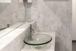 Lavabo da appoggio trasparente - foto getty images