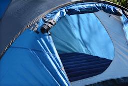Materassino blu su tenda