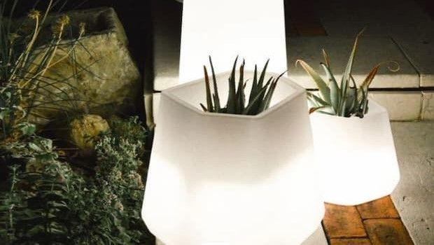 Vasi da esterno con illuminazione integrata: design e atmosfera in giardino