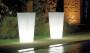 Vasi luminosi by Arkema per delimitare il bordo piscina