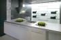 Cucina moderna con mensole sospese 