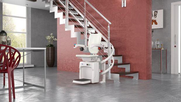 Poltroncina montascale: utilità reale in casa, criteri di scelta e agevolazioni