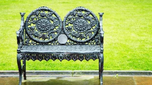 Panchine in ferro battuto per esterni: eleganza resistente nel tempo