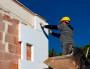 Installazione del cappotto termico sulla parete esterna - foto Getty Images