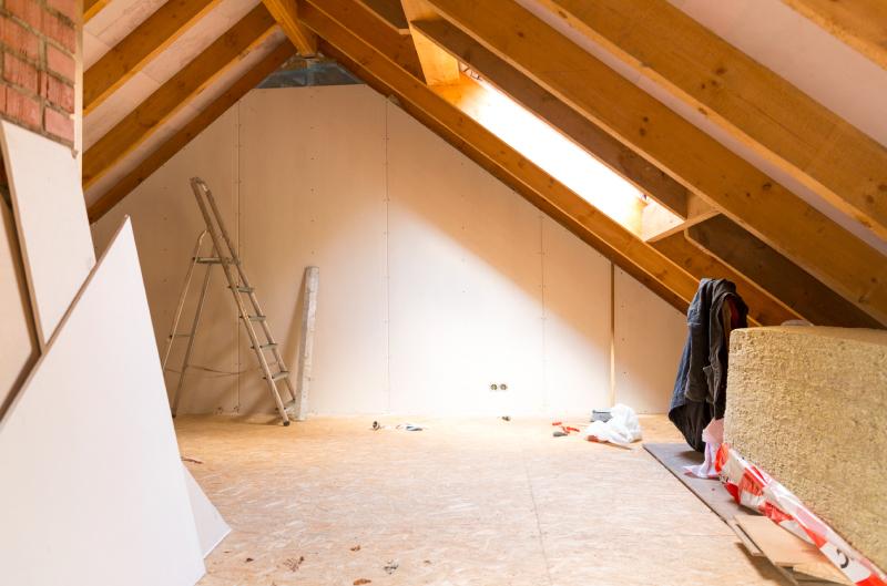 Pannelli in lana di roccia sulle pareti di una mansarda