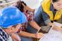 Riunione professionisti per progetto di isolamento di un edificio