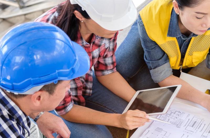 Riunione professionisti per progetto di isolamento di un edificio
