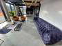 Pavimento in cemento spatolato grigio chiaro versatile e perfetto anche per un open space