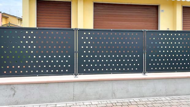 Recinzioni in lamiera con motivi geometrici