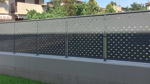 Recinzione in lamiera moderna con finitura opaca 