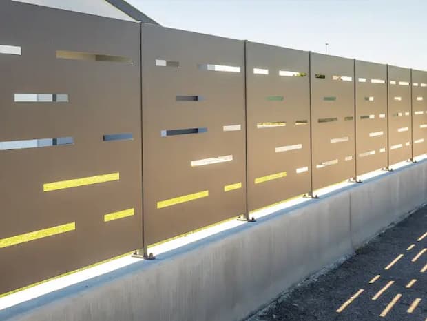 Pannello in lamiera a taglio laser con motivi geometrici 