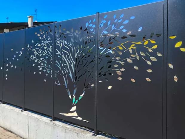 Recinzione con decoro floreale a taglio laser 