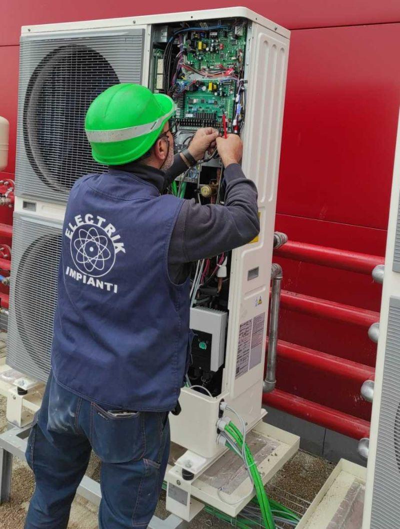 Operaio della Electrik Impianti a lavoro 
