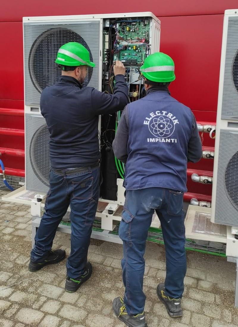 Fase installazione di un condizionatore