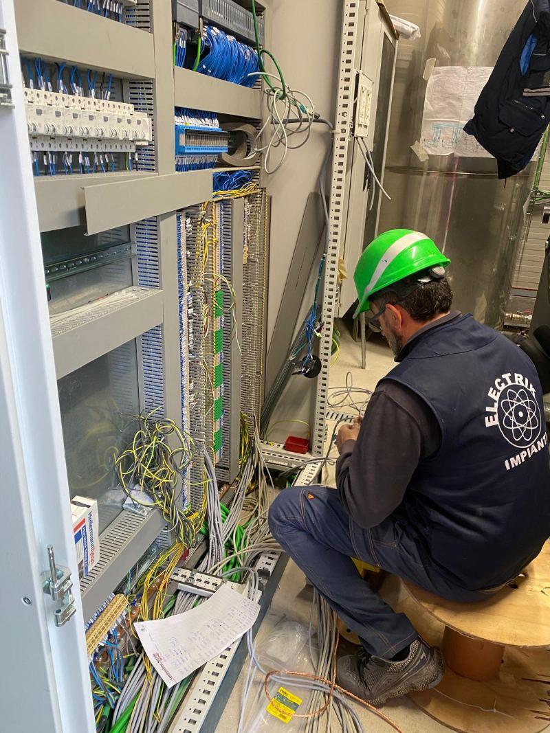 Operaio a lavoro su quadro elettrico 