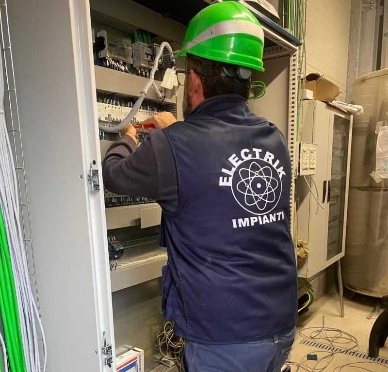 Operaio mette a norma un impianto elettrico