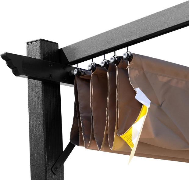 Dettaglio della tenda scorrevole di una pergola