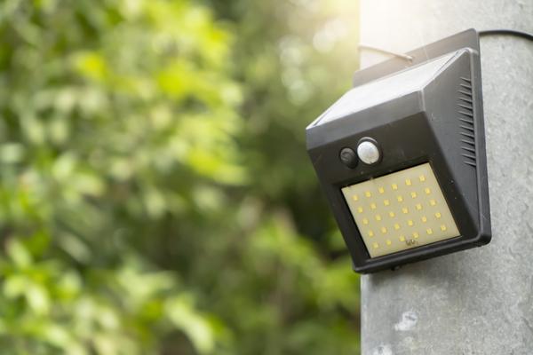 Faro esterno proiettato su giardino