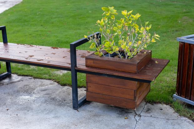 Fioriera da giardino con panca integrata