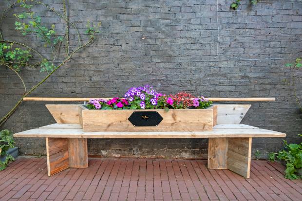 Fioriera con panca integrata su misura in legno