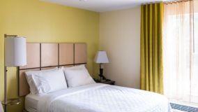 Come scegliere una lampada da lettura per il comodino