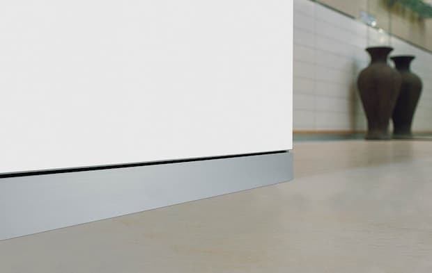 Battiscopa in alluminio integrato nella parete