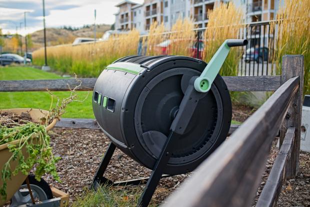 Compostiera a tamburo in giardino