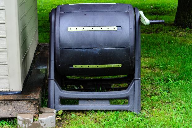 Compostiera rotante in giardino