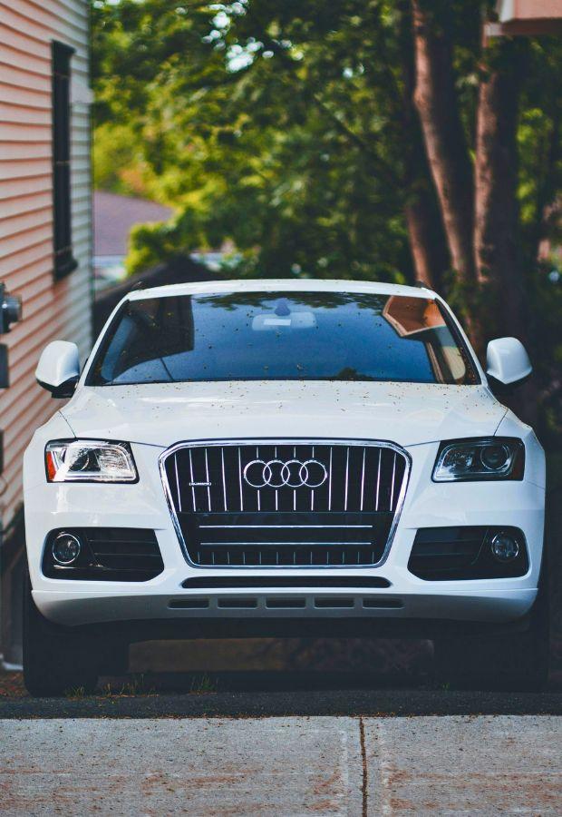 Parcheggio con griglia salvaprato - Canva