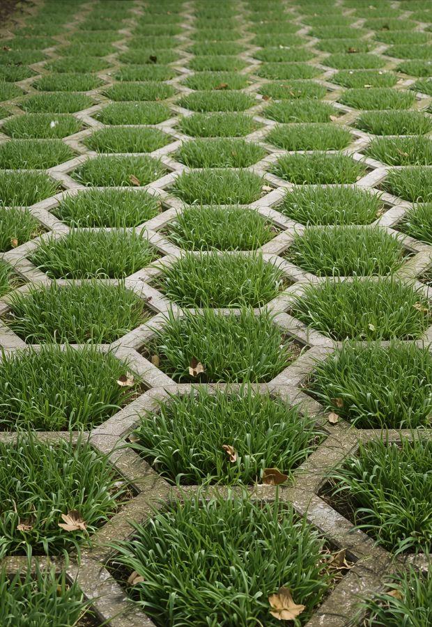 Vialetto carrabile in giardino - Canva