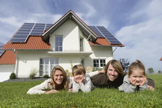 famiglia con una casa
