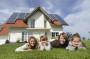 famiglia con una casa
