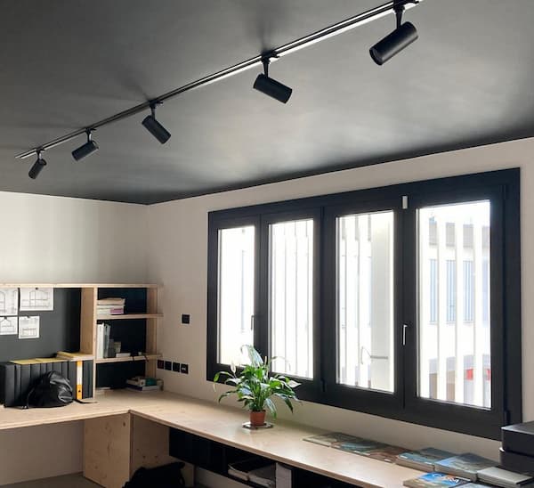 Illuminazione precisa per l'angolo studio - foto Progetti Luce