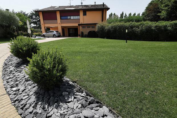 Utilizzo dell'ardesia in un aiuola