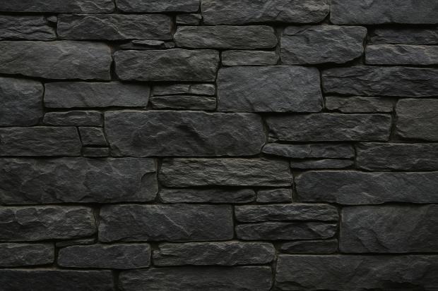 Parete rivestita in ardesia