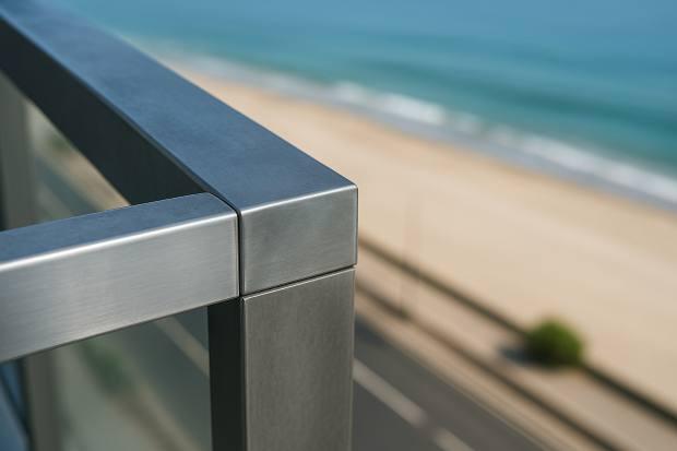 Parapetto rivestito in titanio