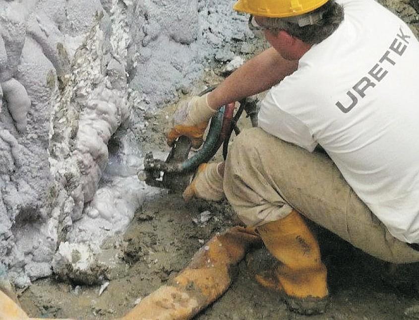 Applicazione resine espandenti - Foto Uretek