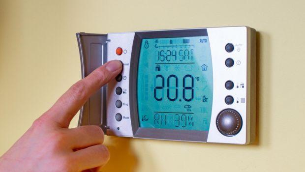 Come scegliere tra pompa di calore, caldaia a condensazione e pellet