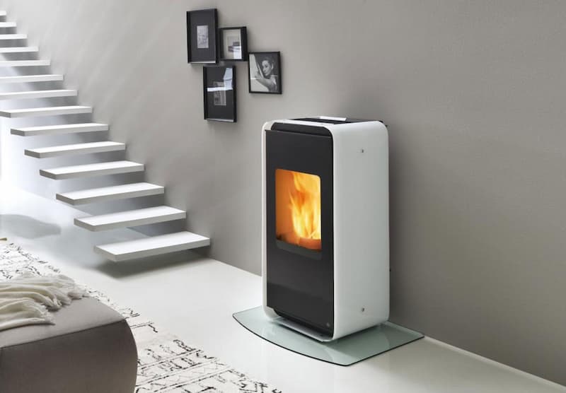 stufa a pellet slim installata in corridoio