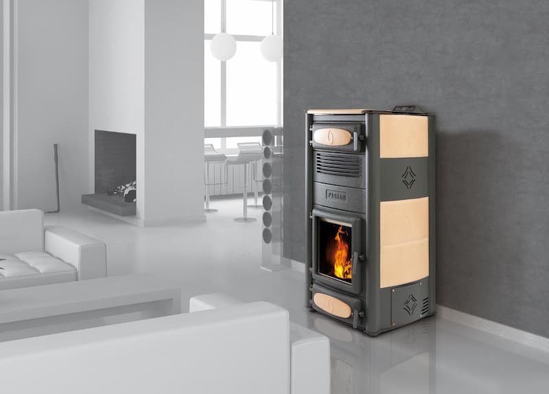 stufa a pellet accesa in soggiorno