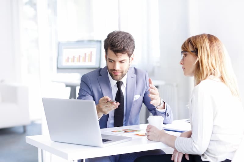 consulente che illustra pratiche Ecobonus 