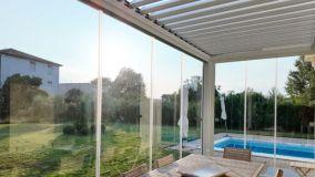 Pergole con vetrate: come vivere gli spazi esterni in ogni stagione