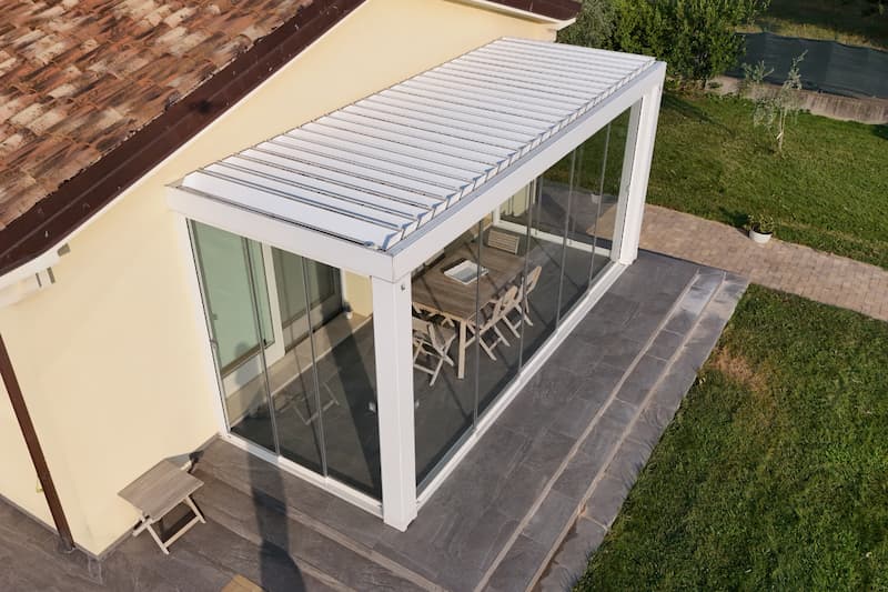 pergola diventa stanza in più grazie alle vetrate