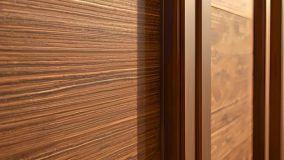 Rinnovare una porta interna con pellicole adesive effetto legno