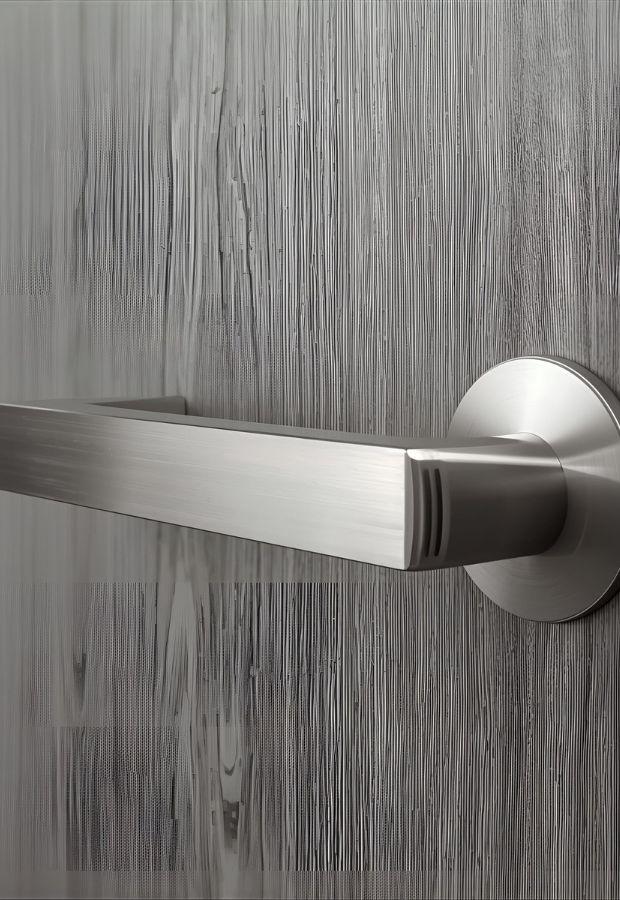 Porta rinnovata con effetto rovere grigio